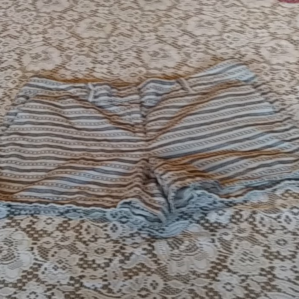 I'm selling black and white short